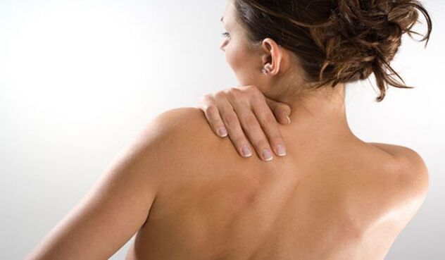 Sieviete ir noraizējusies par sāpēm zem kreisā lāpstiņas mugurā no aizmugures